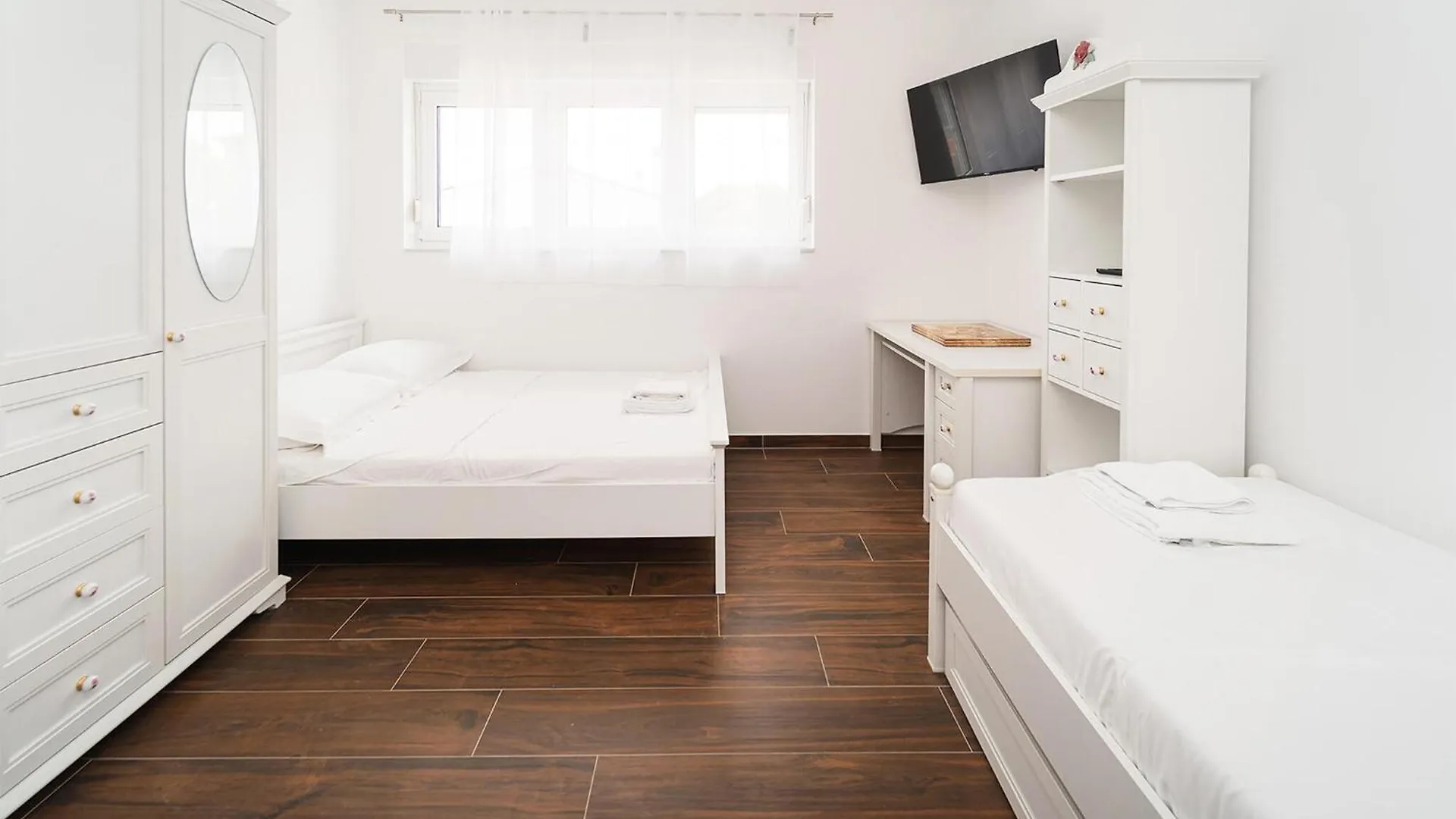 4 Bedroom Cozy Home In Krnica