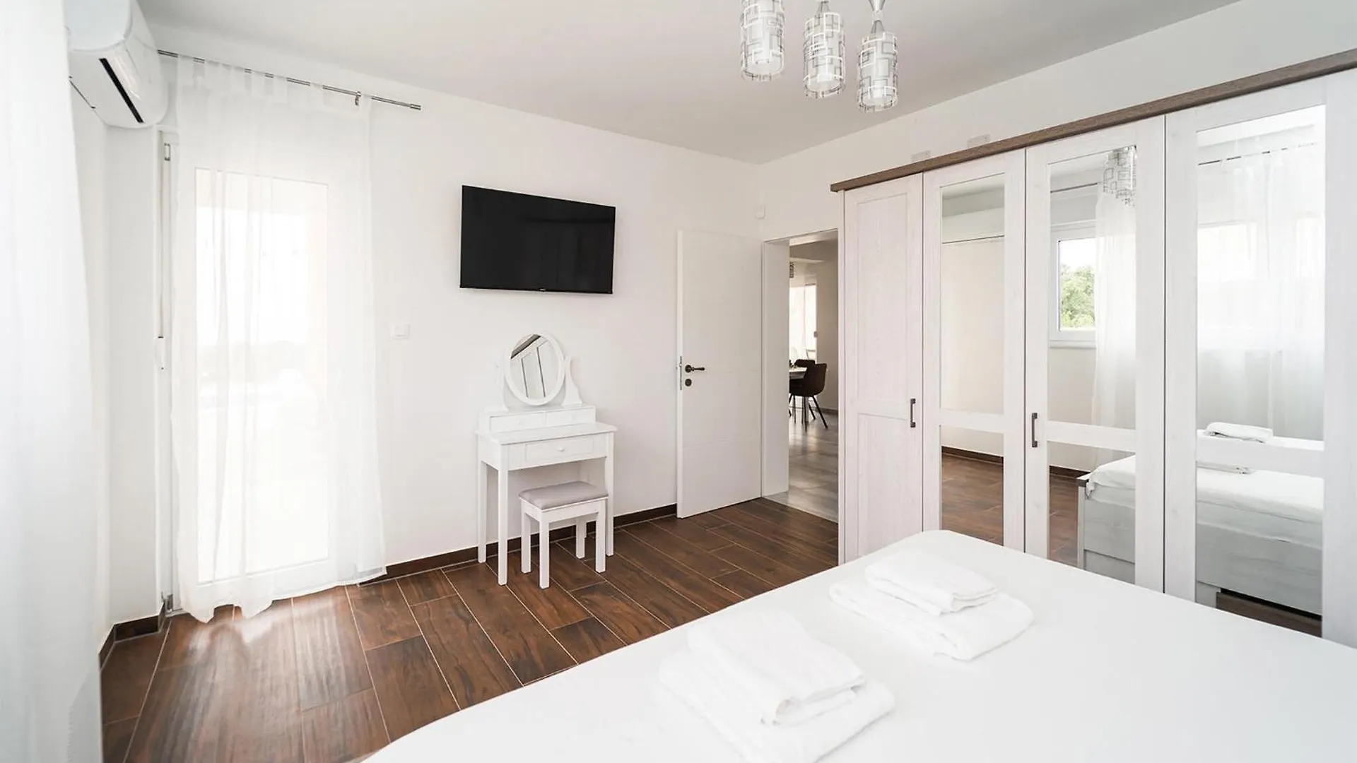 4 Bedroom Cozy Home In Krnica 0*,  Croatia